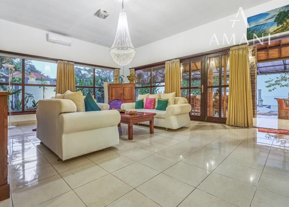 Priestranná plážová vila a bungalov na severe Bali