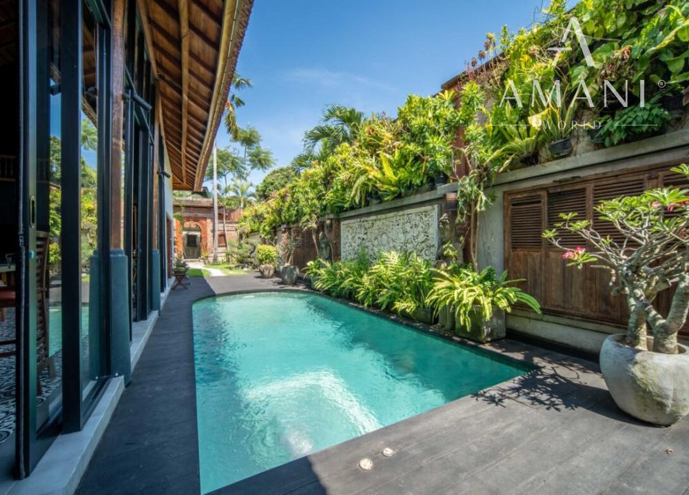 Vila s balijským nádychom a detailmi z teakového dreva