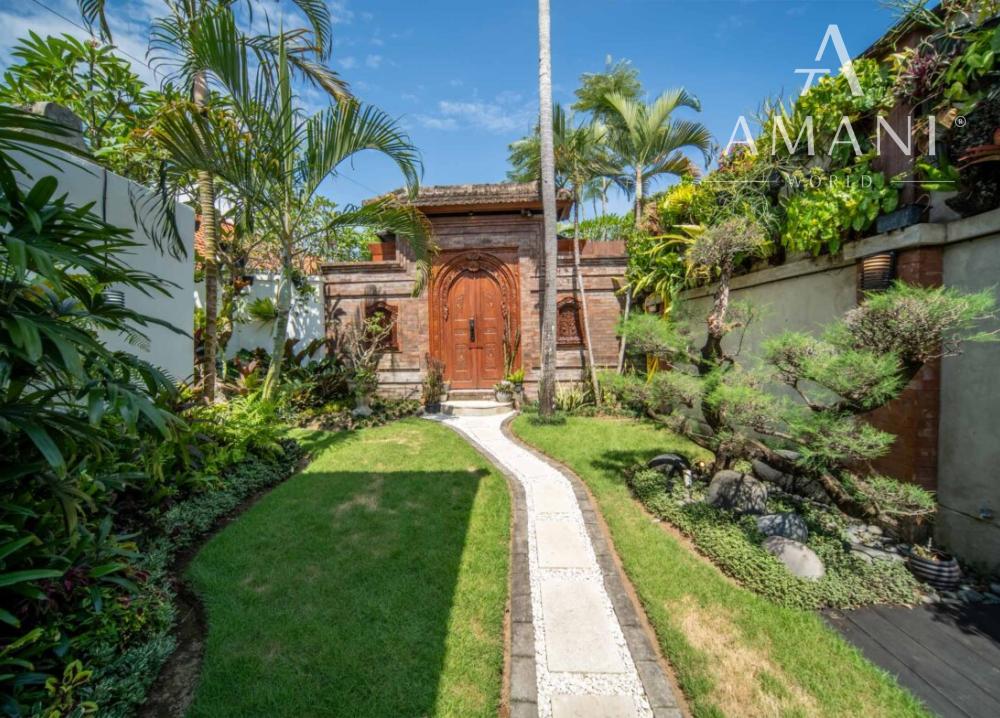 Vila s balijským nádychom a detailmi z teakového dreva