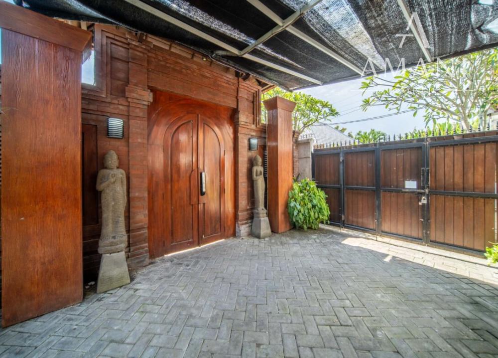 Vila s balijským nádychom a detailmi z teakového dreva