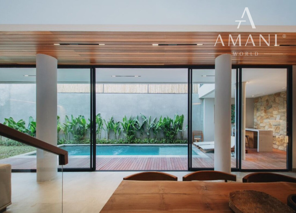 Nová moderná trojspálňová vila so strešnou terasou v Canggu