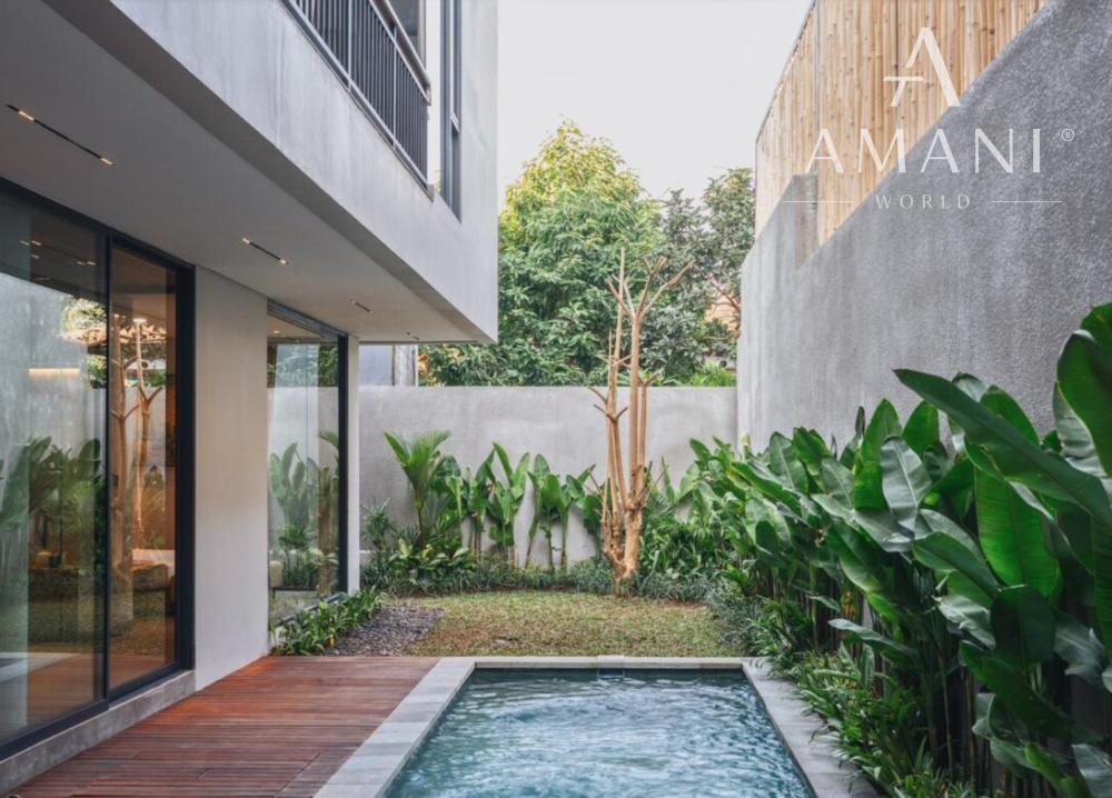 Nová moderná trojspálňová vila so strešnou terasou v Canggu