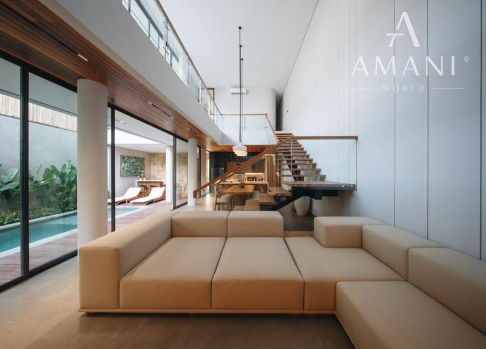 Nová moderná trojspálňová vila so strešnou terasou v Canggu