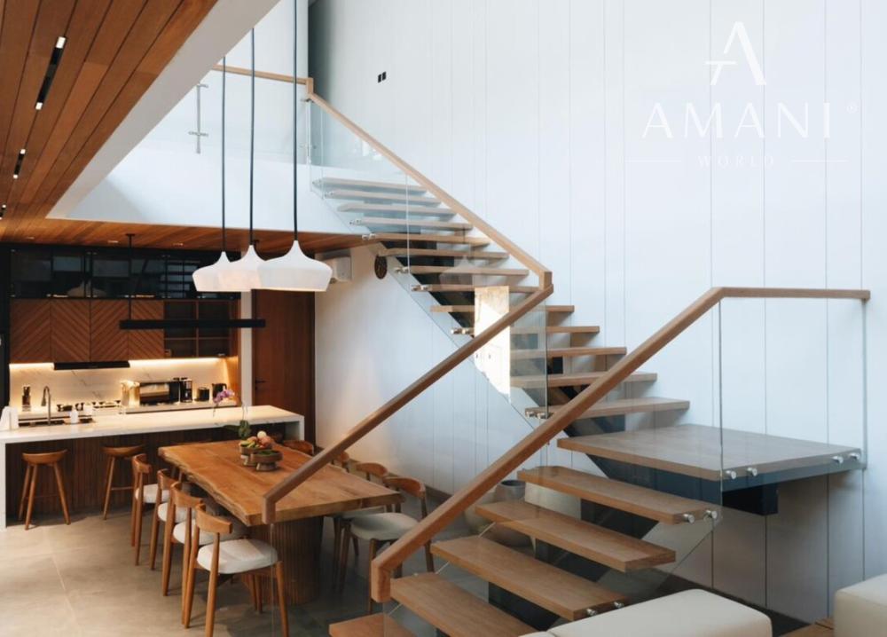 Nová moderná trojspálňová vila so strešnou terasou v Canggu