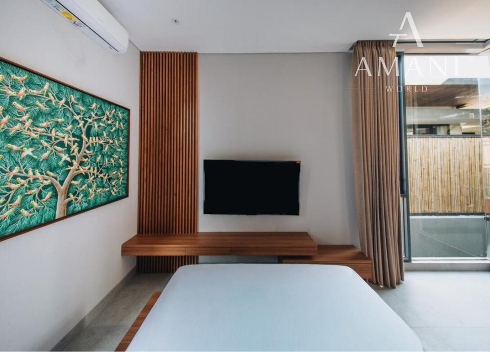 Nová moderná trojspálňová vila so strešnou terasou v Canggu