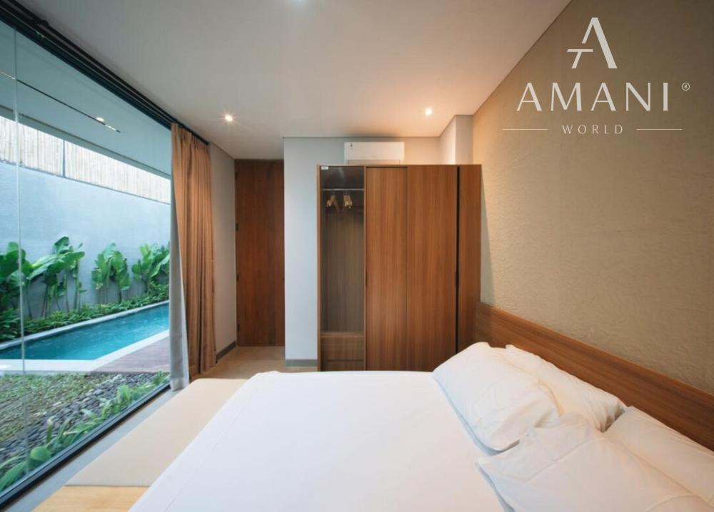 Nová moderná trojspálňová vila so strešnou terasou v Canggu