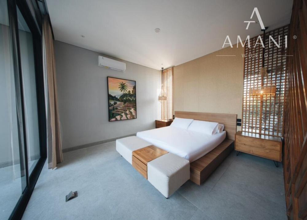 Nová moderná trojspálňová vila so strešnou terasou v Canggu