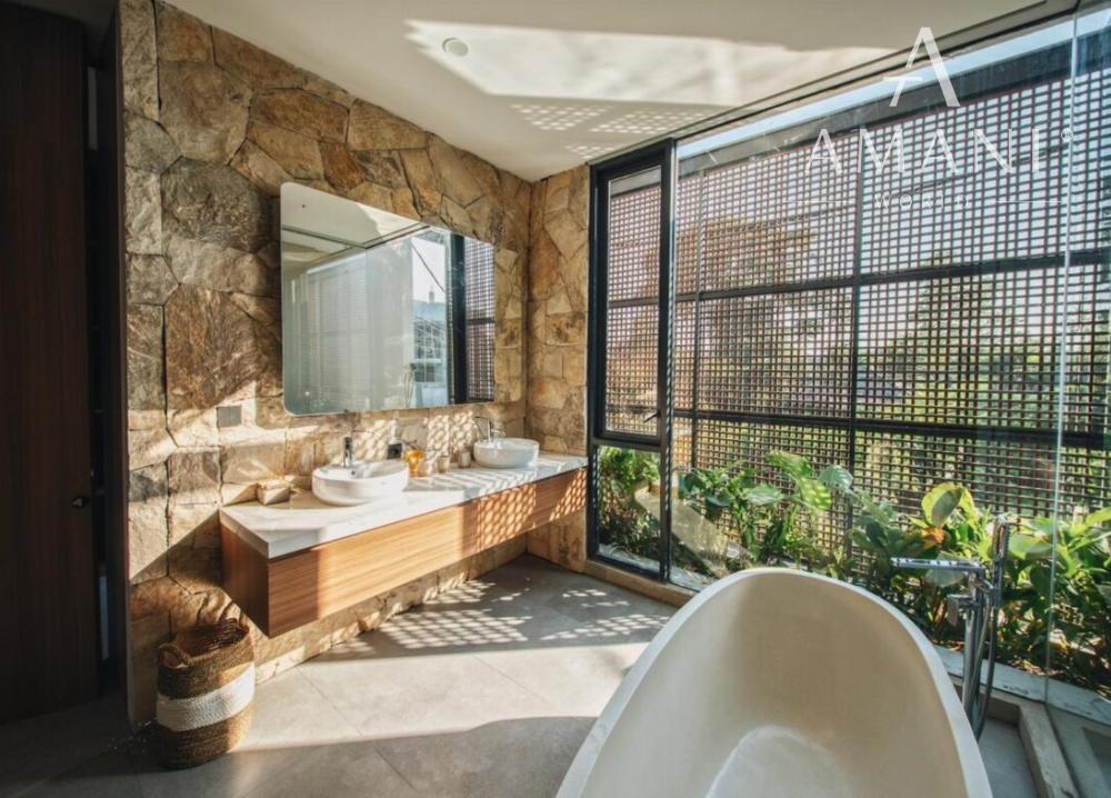 Nová moderná trojspálňová vila so strešnou terasou v Canggu