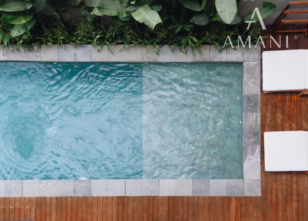 Nová moderná trojspálňová vila so strešnou terasou v Canggu