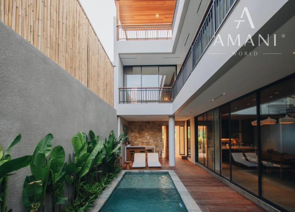 Nová moderná trojspálňová vila so strešnou terasou v Canggu