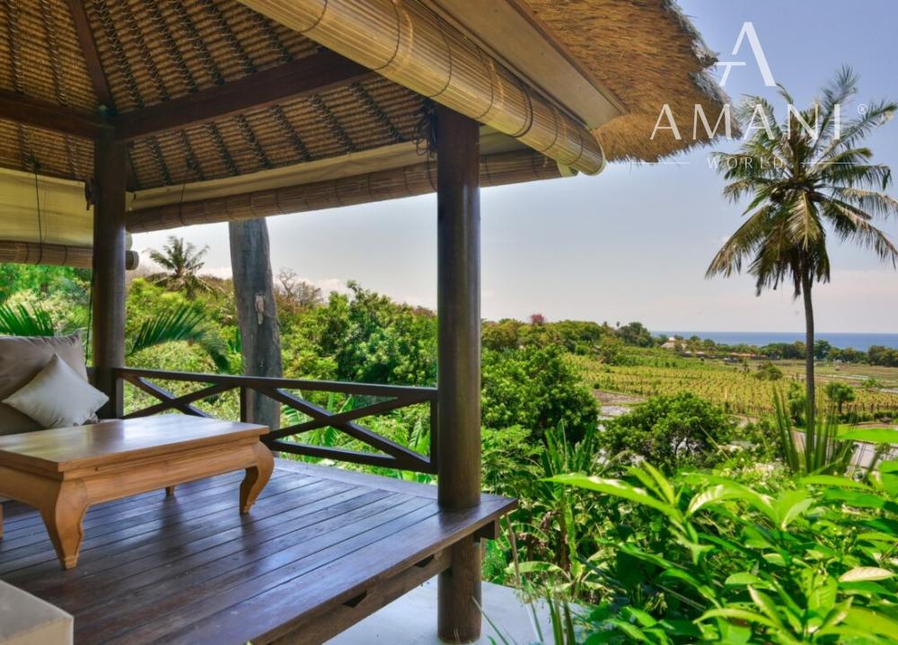 Plážová vila na útese s výhľadom na oceán v severnom Bali
