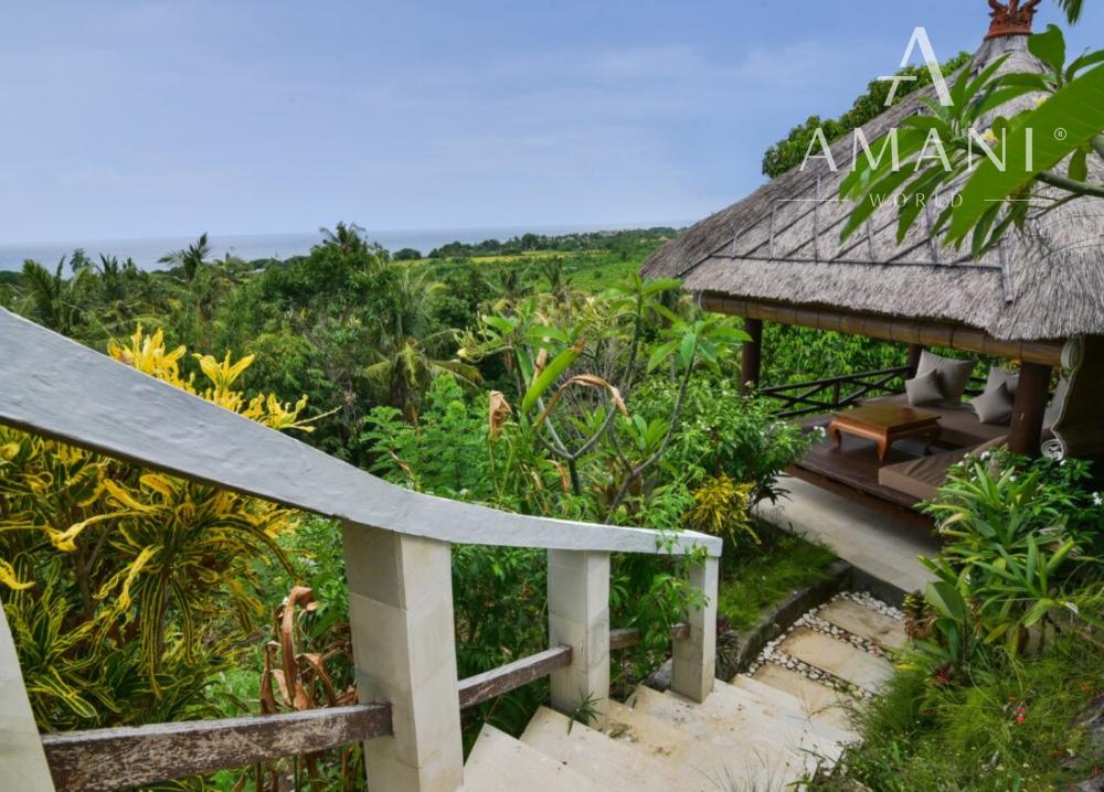 Plážová vila na útese s výhľadom na oceán v severnom Bali