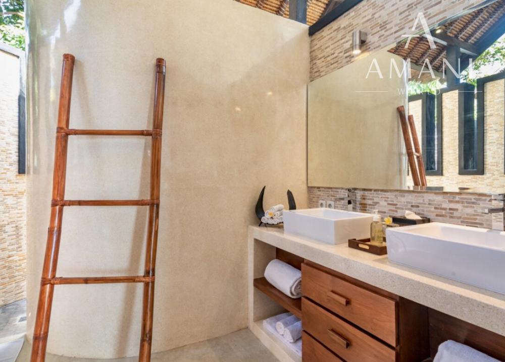 Plážová vila na útese s výhľadom na oceán v severnom Bali