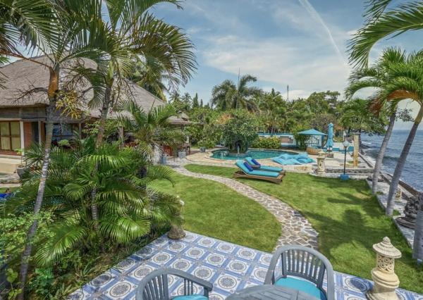 Priestranná plážová vila a bungalov na severe Bali