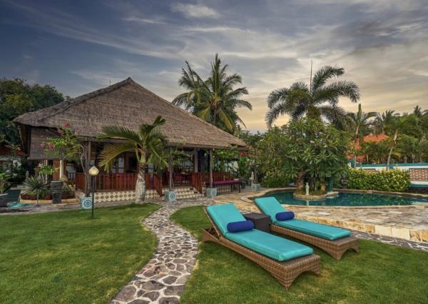 Priestranná plážová vila a bungalov na severe Bali