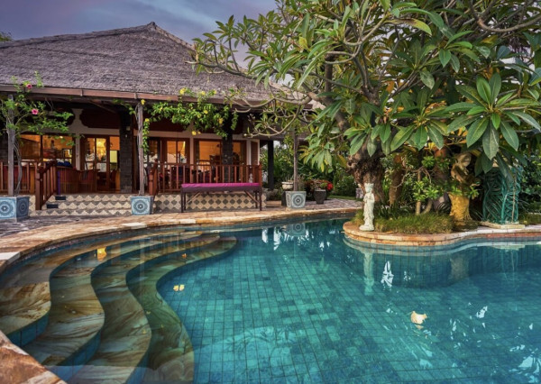 Priestranná plážová vila a bungalov na severe Bali