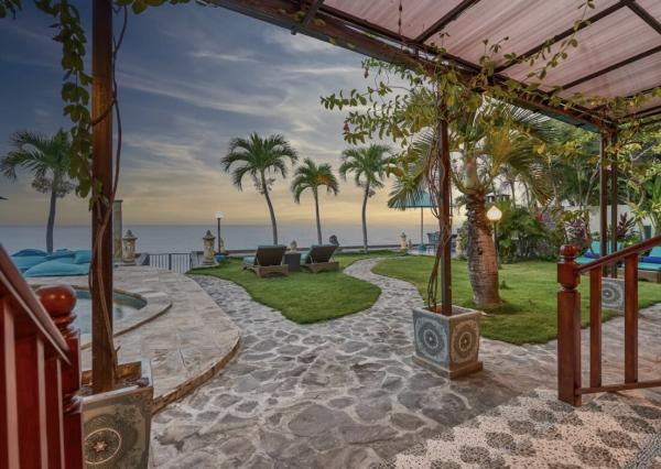 Priestranná plážová vila a bungalov na severe Bali