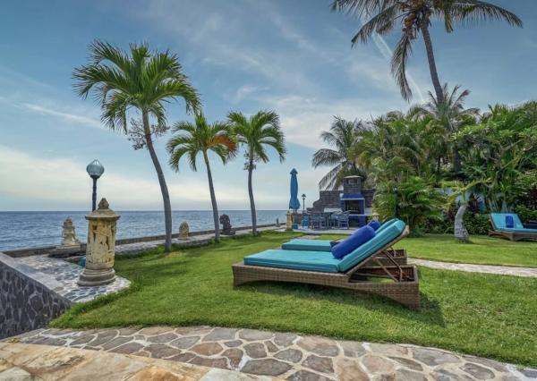 Priestranná plážová vila a bungalov na severe Bali