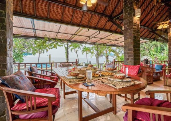 Priestranná plážová vila a bungalov na severe Bali