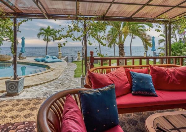Priestranná plážová vila a bungalov na severe Bali