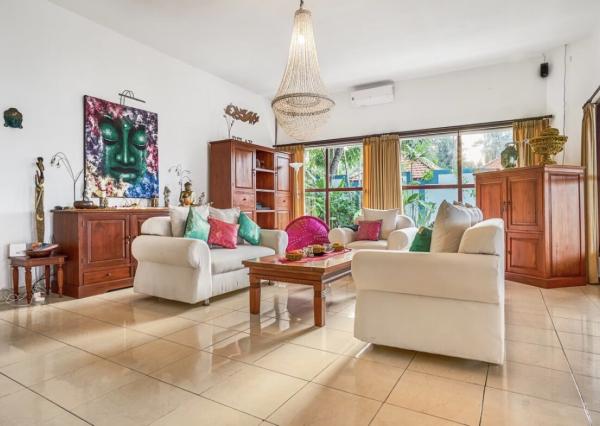 Priestranná plážová vila a bungalov na severe Bali