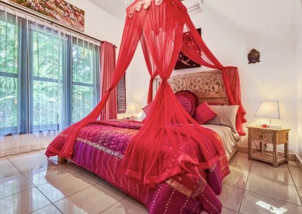 Priestranná plážová vila a bungalov na severe Bali