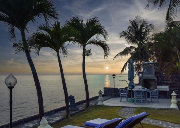 Priestranná plážová vila a bungalov na severe Bali