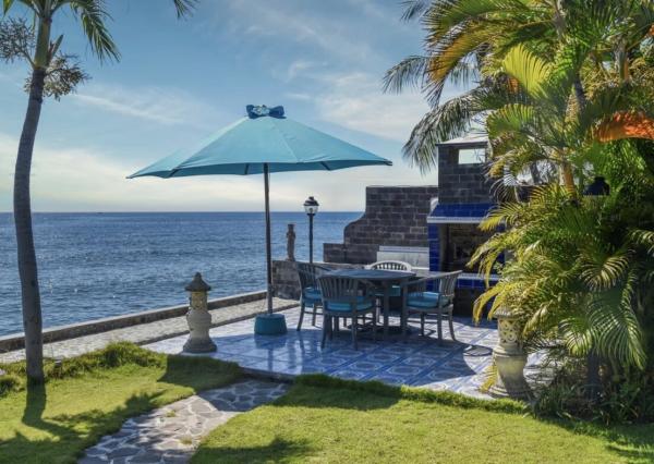 Priestranná plážová vila a bungalov na severe Bali