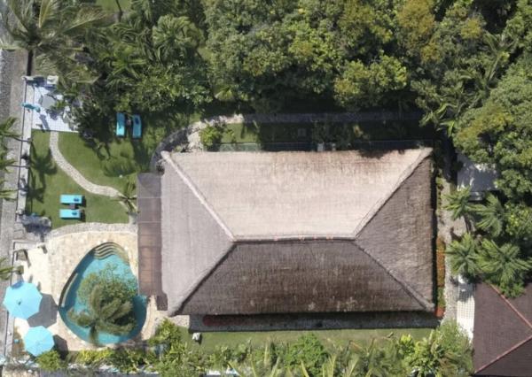 Priestranná plážová vila a bungalov na severe Bali