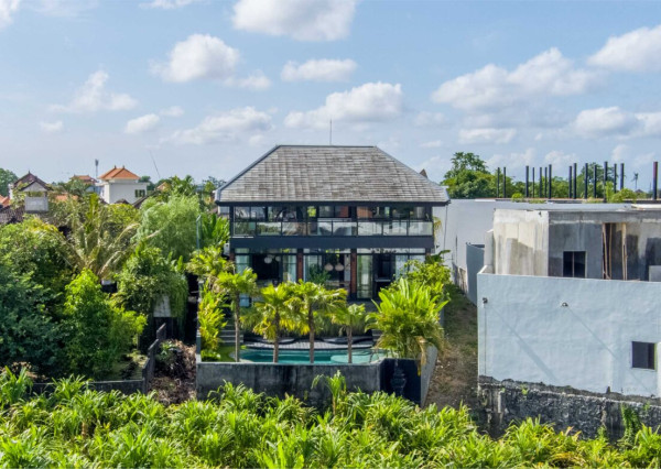 Tropicko-japonská 3-spálňová vila v Tumbak Bayuh