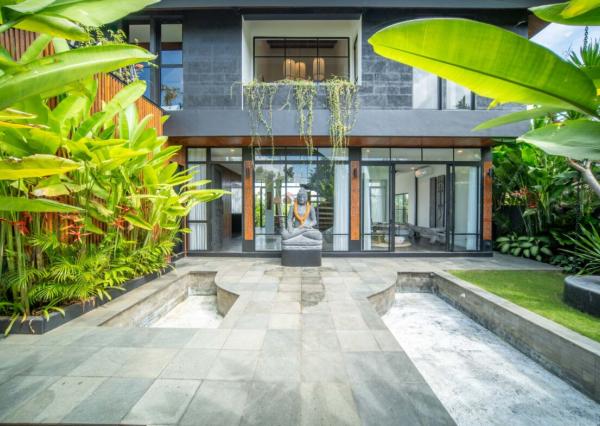 Tropicko-japonská 3-spálňová vila v Tumbak Bayuh