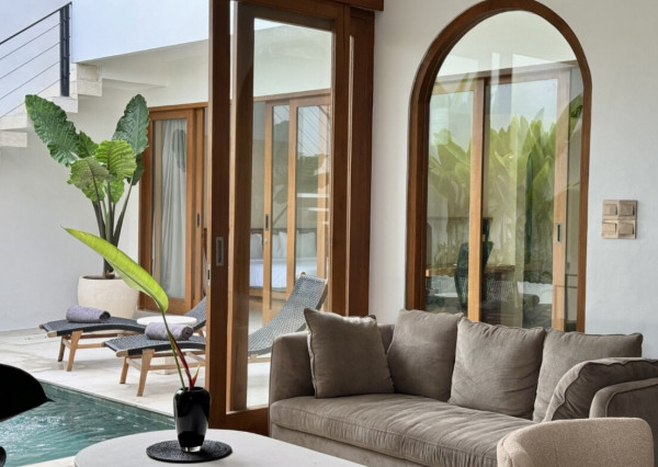 Štýlová 3-spálňová tropická vila so strešnou terasou