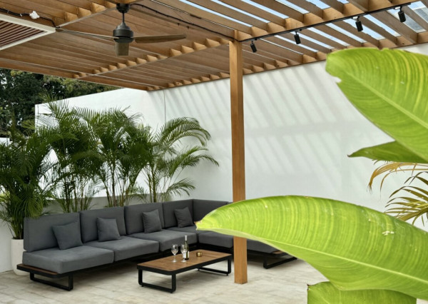 Štýlová 3-spálňová tropická vila so strešnou terasou