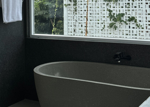 Štýlová 3-spálňová tropická vila so strešnou terasou