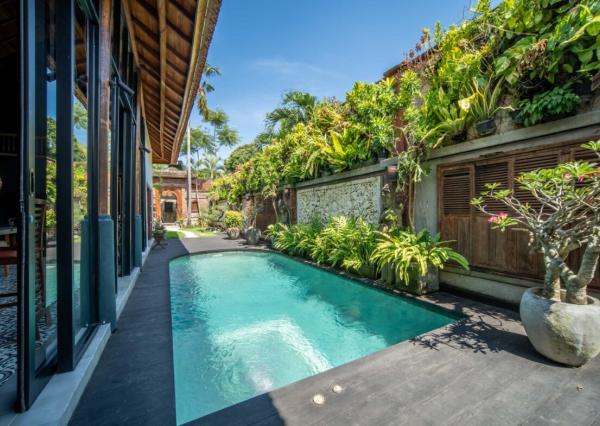 Vila s balijským nádychom a detailmi z teakového dreva