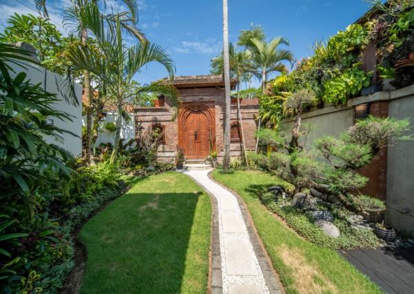 Vila s balijským nádychom a detailmi z teakového dreva