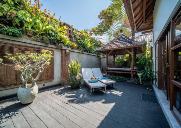 Vila s balijským nádychom a detailmi z teakového dreva