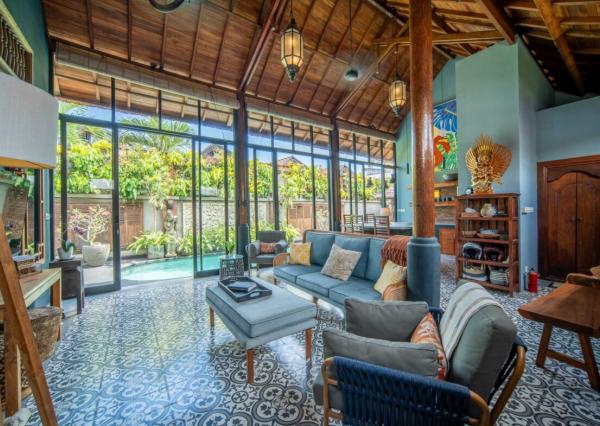 Vila s balijským nádychom a detailmi z teakového dreva