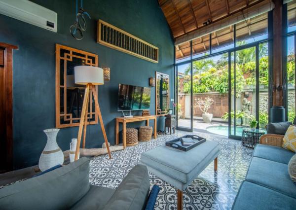 Vila s balijským nádychom a detailmi z teakového dreva