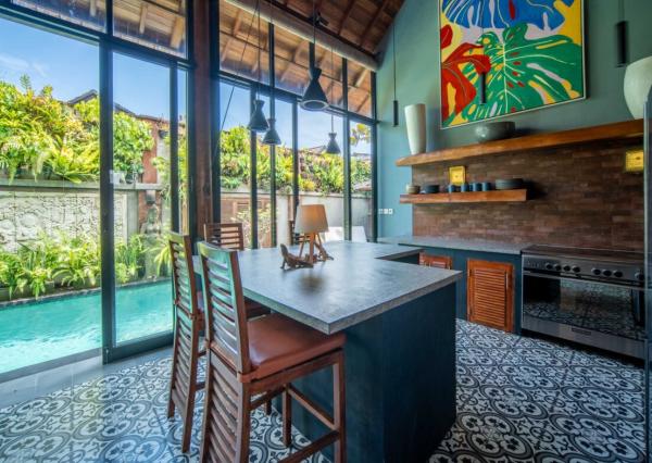 Vila s balijským nádychom a detailmi z teakového dreva