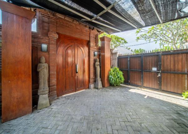 Vila s balijským nádychom a detailmi z teakového dreva