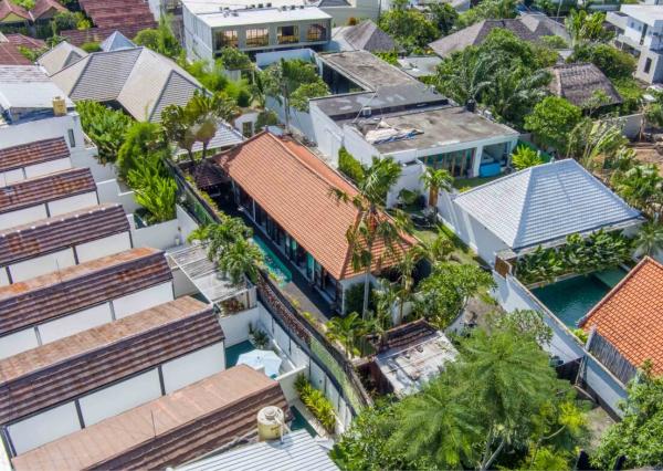 Vila s balijským nádychom a detailmi z teakového dreva