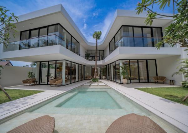 Štvorizbová moderná vila s kinom v Umalas