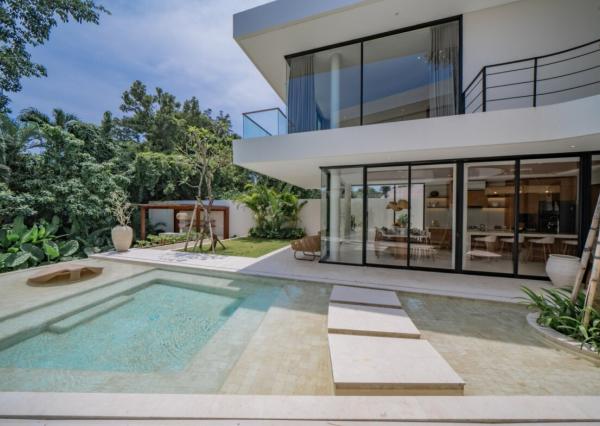 Štvorizbová moderná vila s kinom v Umalas