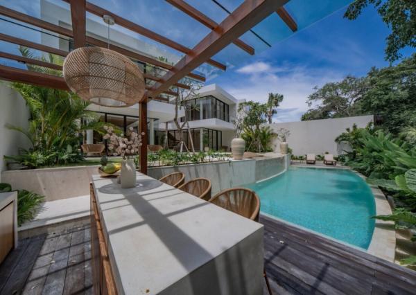 Štvorizbová moderná vila s kinom v Umalas