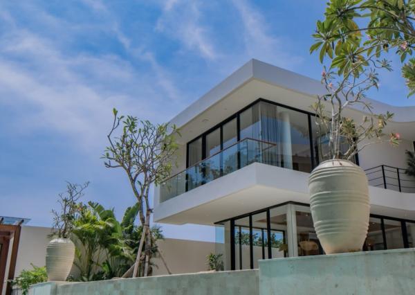 Štvorizbová moderná vila s kinom v Umalas