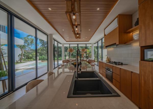 Štvorizbová moderná vila s kinom v Umalas