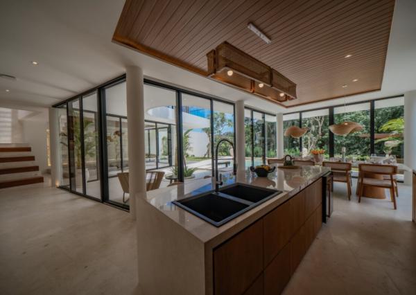 Štvorizbová moderná vila s kinom v Umalas