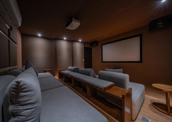 Štvorizbová moderná vila s kinom v Umalas