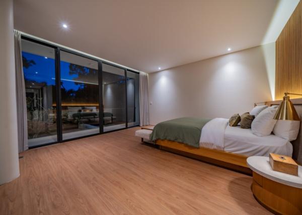 Štvorizbová moderná vila s kinom v Umalas